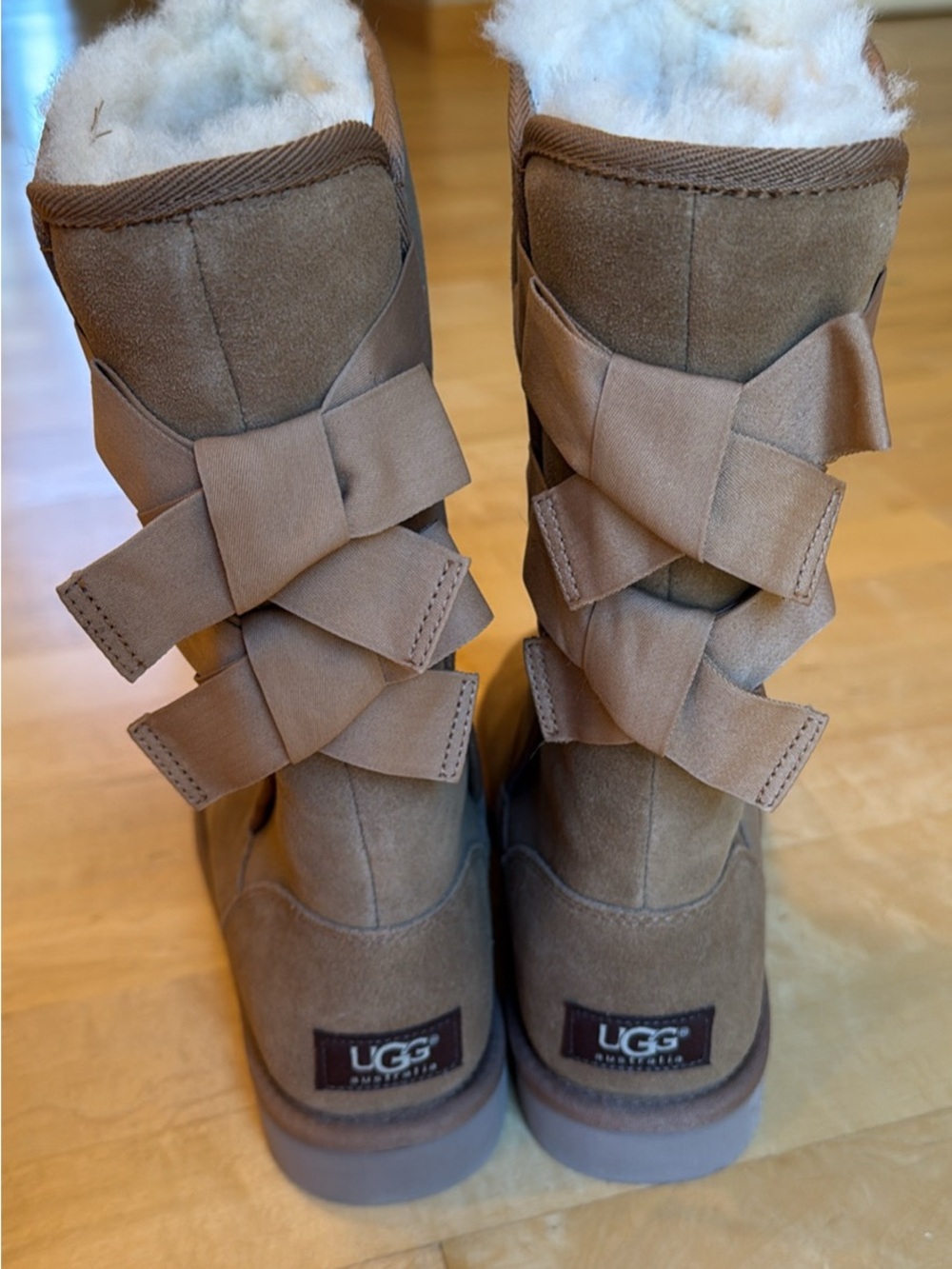 UGG Women's wool Suede 2 bow Shearling Mid-Calf Boots 6 Bailey bow